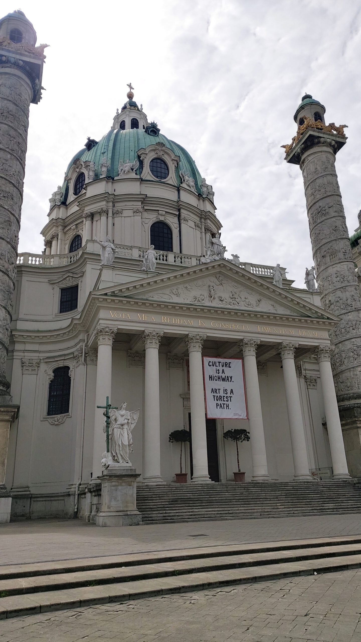 Alkohol, Rauch und „Alles Egal“ vor der Karlskirche in Wien. Ein Bericht über Respektlosigkeit